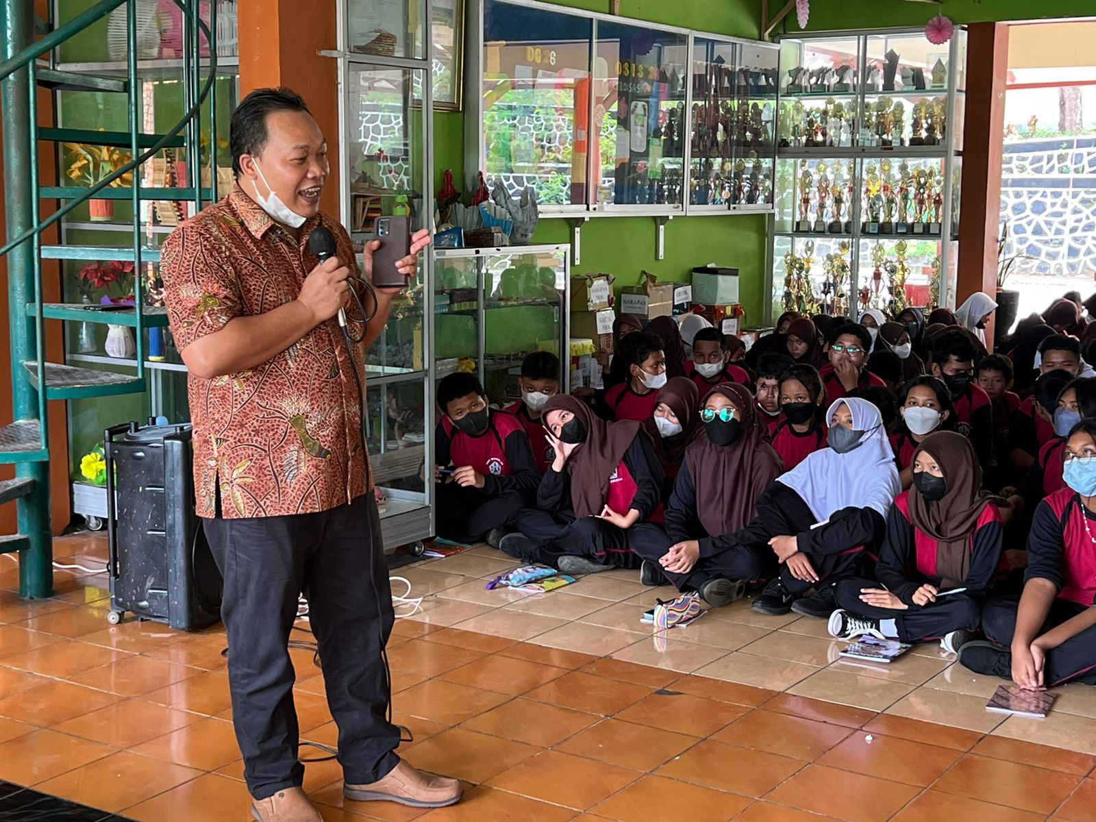 YAYAN AJARKAN DEMOKRASI KEPADA SISWA SMPN 26 SEMARANG