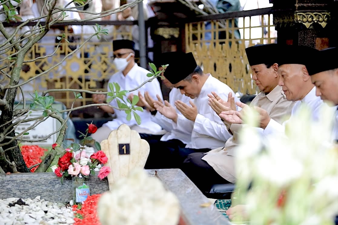 GUS DUR DI MATA PRABOWO (RENUNGAN ZIARAH KE MAKAM GUS DUR)