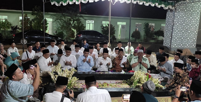 ZIYARAH KE MAKAM MBAH DIMYATI, SEKJEN GERINDRA; PAK PRABOWO SANGAT KEHILANGAN SOSOK BELIAU