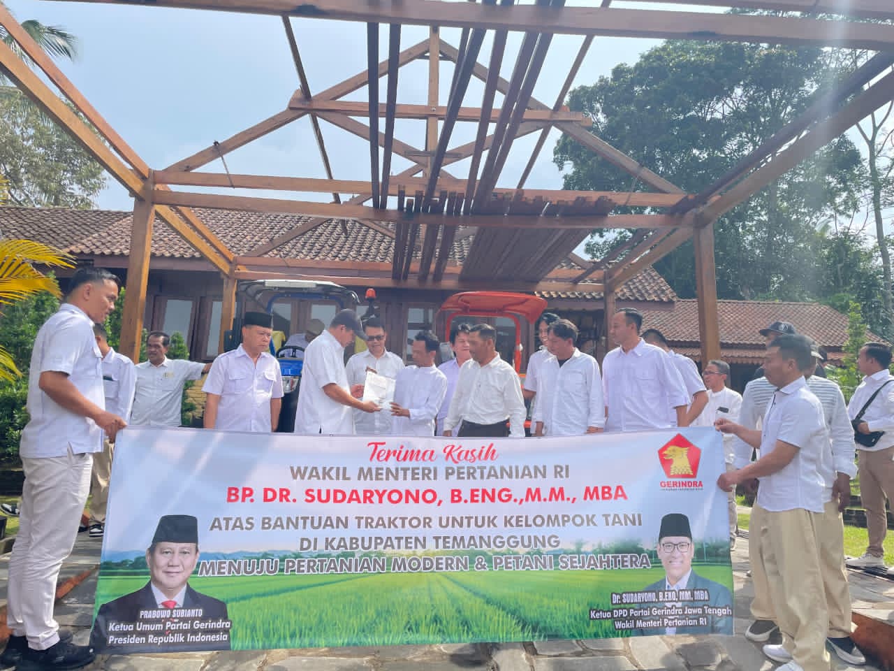 Heri Pudyatmoko Serahkan Bantuan Traktor Roda 4 dari Wamentan Sudaryono untuk Petani Temanggung 