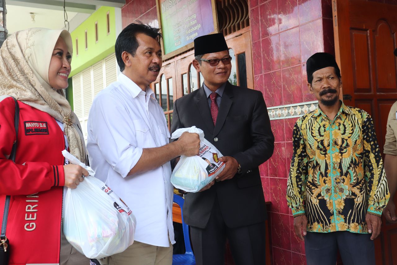 PEDULI BANJIR FRAKSI GERINDRA SALURKAN PAKET SEMBAKO KE KORBAN BANJIR