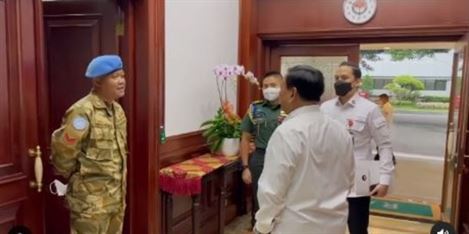 Menhan Prabowo Jatuh Cinta pada Kopral Jago 7 Bahasa Asing, Sampai Janji Sekolahkan