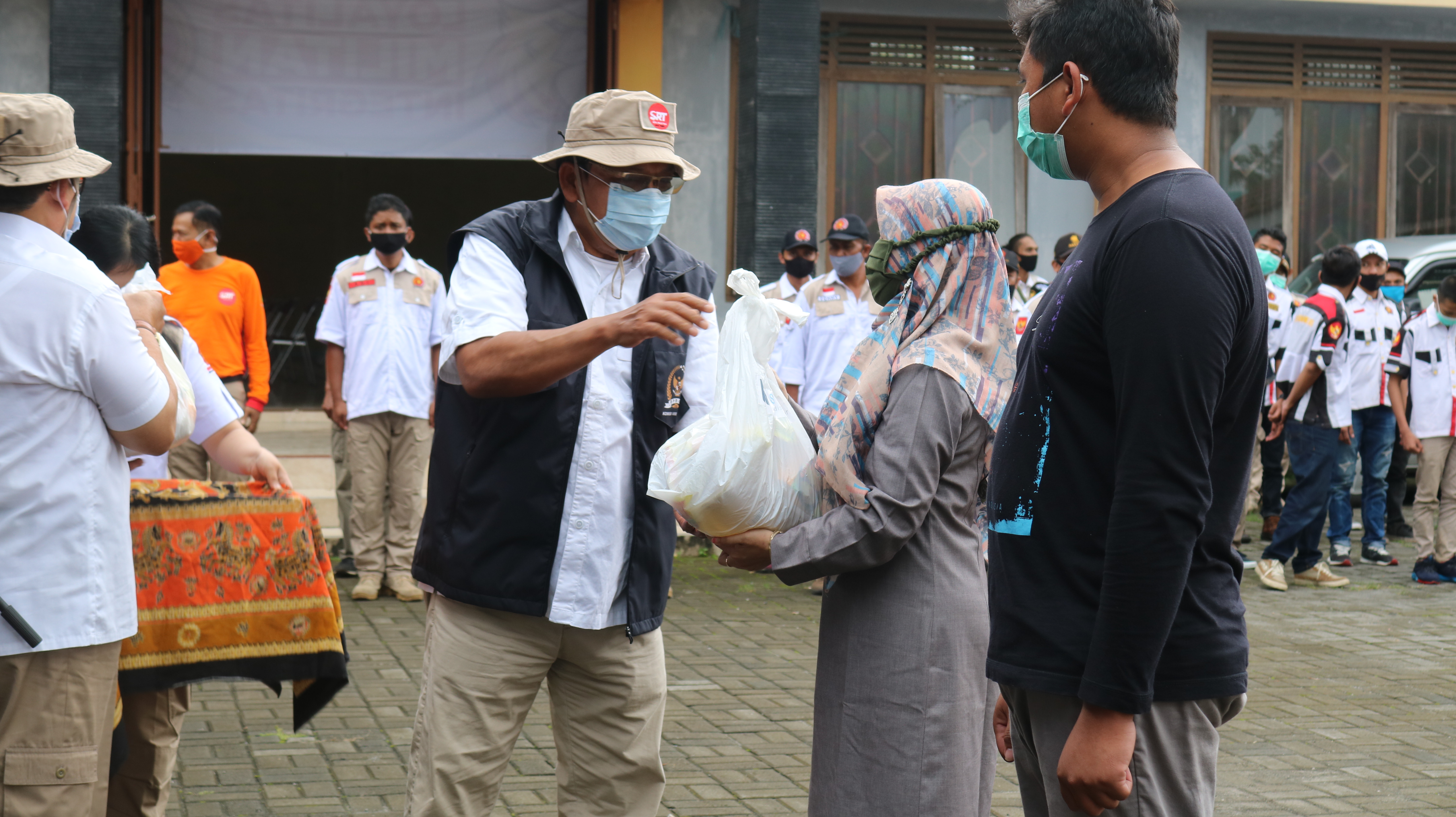 Penyerahan Bantuan Sembako untuk Warga Sekitar Loaksi Kegiatan (Srumbung Magelang)